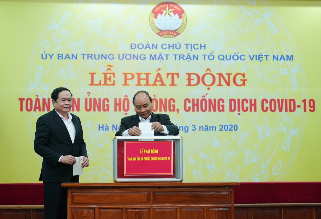 Thủ tướng Nguyễn Xuân Phúc và Chủ tịch Mặt trận Tổ quốc Việt Nam Trần Thanh Mẫn quyên góp ủng hộ cho công tác phòng, chống dịch Covid-19