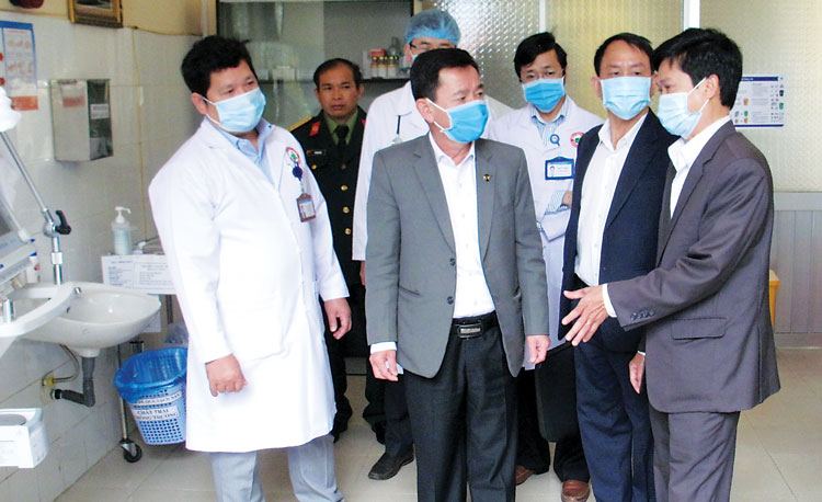 Phó Chủ tịch UBND tỉnh Phan Văn Đa kiểm tra cơ sở vật chất của Phòng khám sàng lọc COVID-19 tại Bệnh viện Đa khoa Lâm Đồng. Ảnh: Diệu Hiền