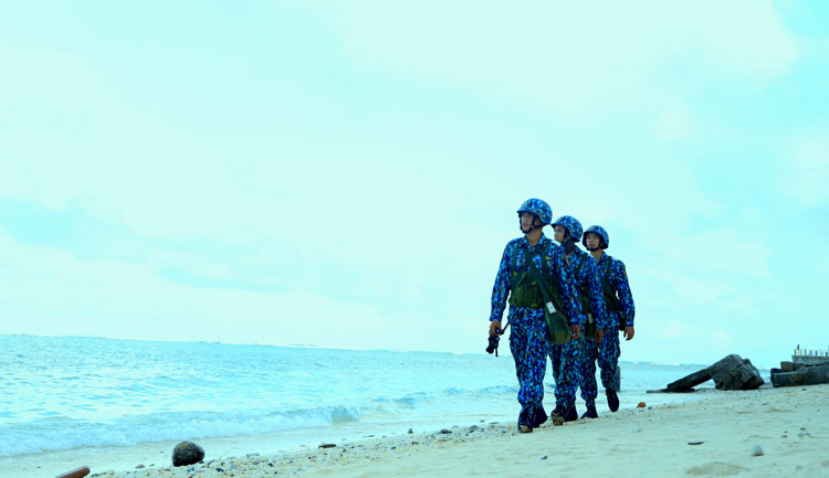 Những người lính Hải quân đảo Sơn Ca tuần tra canh gác bảo vệ chủ quyền biển, đảo Tổ quốc.