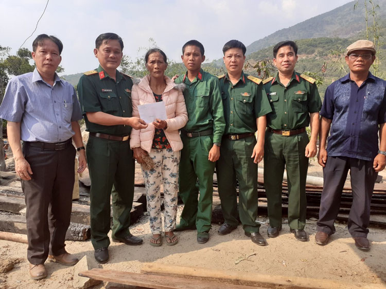 Đại diện Sư đoàn Bộ binh 302 – Quân khu 7, Ủy ban MTTQ huyện Đam Rông và Ban Chỉ huy Quân sự huyện đã đến thăm và khảo sát hỗ trợ xây dựng nhà bị cháy cho thân nhân chiến sĩ đang thực hiện nghĩa vụ quân sự