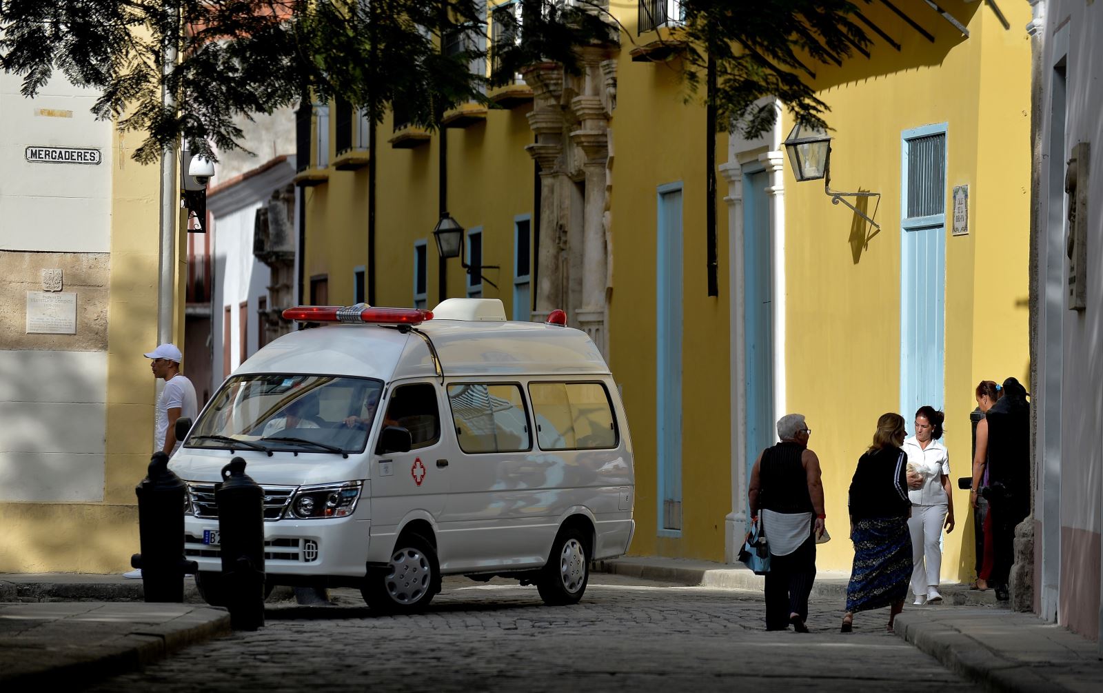 Xe cứu thương vận chuyển bệnh nhân nhiễm COVID-19 tại La Habana, Cuba ngày 12/3/2020.