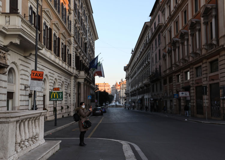 Đường phố Italy vắng lặng vì đại dịch COVID-19