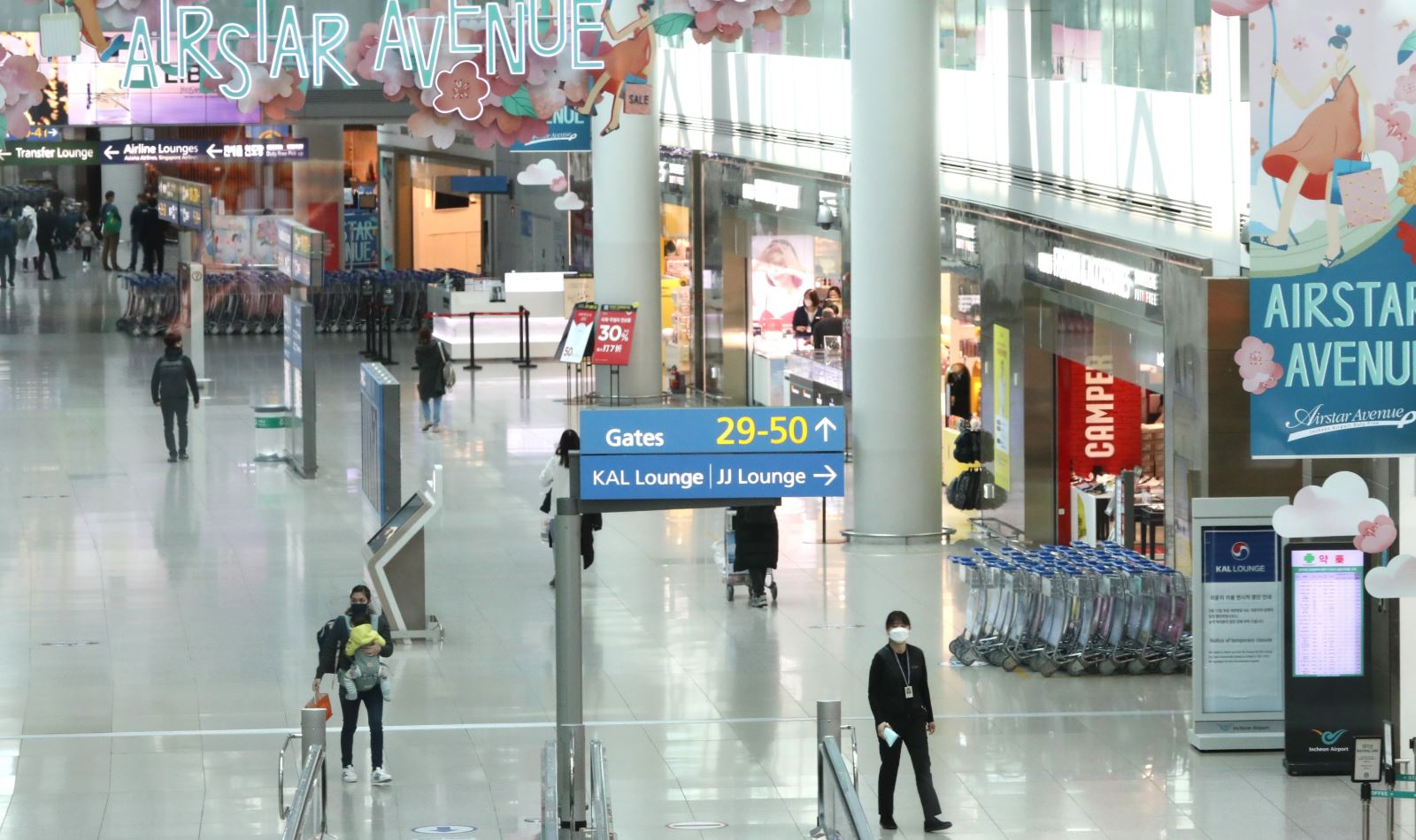 Hành khách tại sân bay quốc tế Incheon, Hàn Quốc ngày 13/3/2020, trong bối cảnh dịch COVID-19 lan rộng