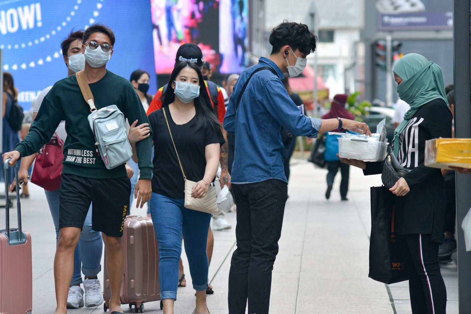 Người dân đeo khẩu trang phòng lây nhiễm COVID-19 tại Kuala Lumpur, Malaysia, ngày 9/3.