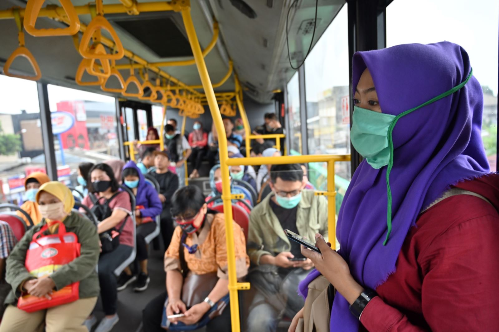 Hành khách đeo khẩu trang phòng lây nhiễm COVID-19 tại Jakarta, Indonesia, ngày 18/3/2020
