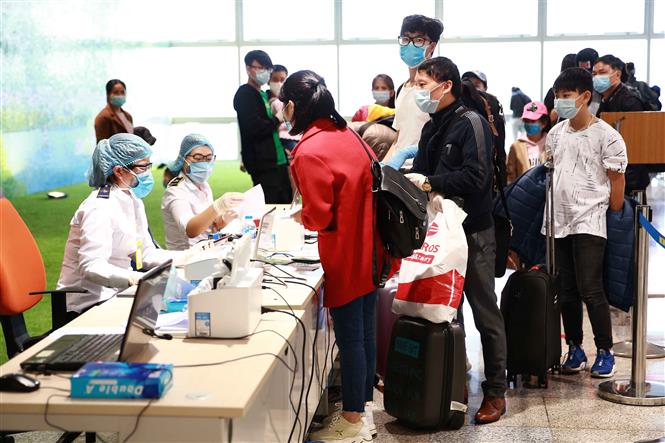 Lực lượng y tế làm thủ tục khai báo y tế bắt buộc đối với hành khách tại Cảng hàng không quốc tế Nội Bài