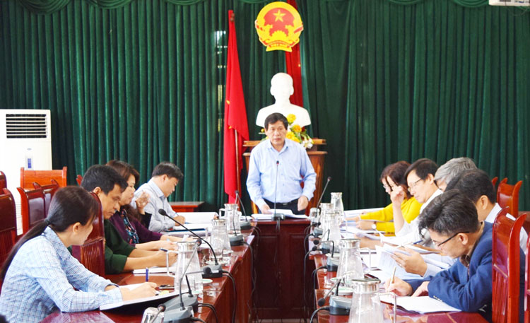 Đồng chí Võ Văn Phương - Phó Bí thư Huyện ủy, Chủ tịch UBND huyện, chủ trì hội nghị