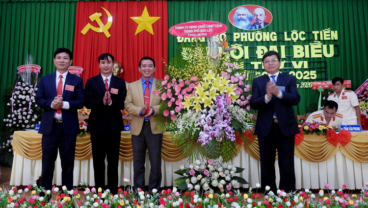 Đồng chí Nguyễn Văn Triệu - UVBTV Tỉnh ủy, Bí thư Thành ủy Bảo Lộc tặng hoa chúc mừng Đại hội