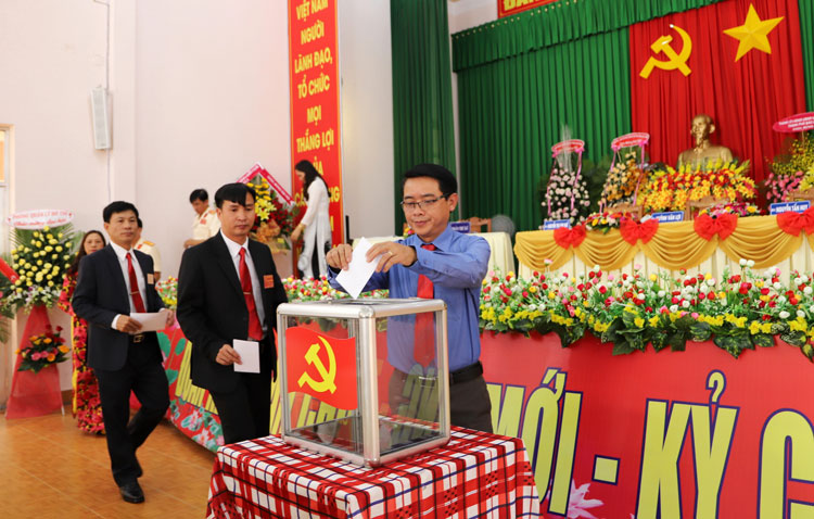 Các đại biểu bỏ phiếu bầu Ban Chấp hành Đảng bộ phường Lộc Tiến nhiệm kỳ 2020 - 2025