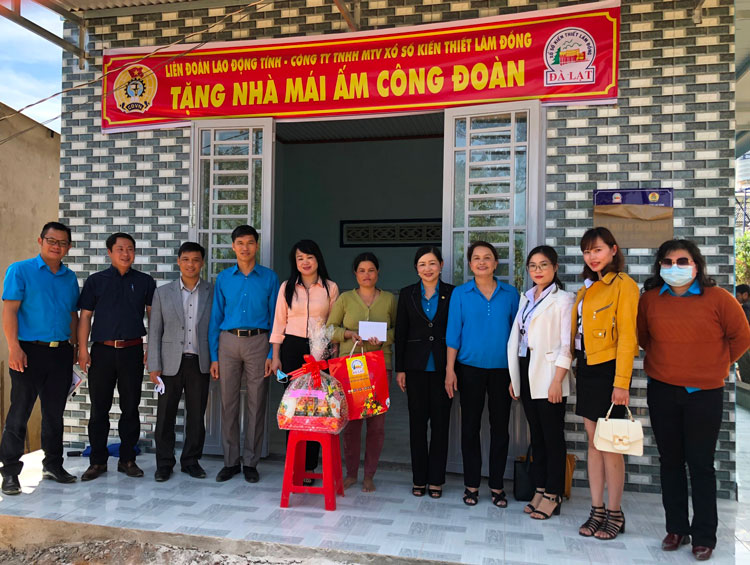 Tặng "Mái ấm Công đoàn" cho 4 công nhân nghèo làm việc tại TP Bảo Lộc