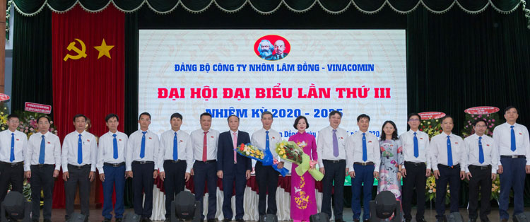 Đồng chí Khuất Mạnh Thắng - Phó Bí thư Đảng ủy Tập đoàn Công nghiệp Than Khoáng sản Việt Nam và đồng chí Bùi Hồng Quang - Chủ tịch Công ty Nhôm Lâm Đồng tặng hoa Ban Chấp hành Đảng bộ khóa III, nhiệm kỳ 2020 - 2025