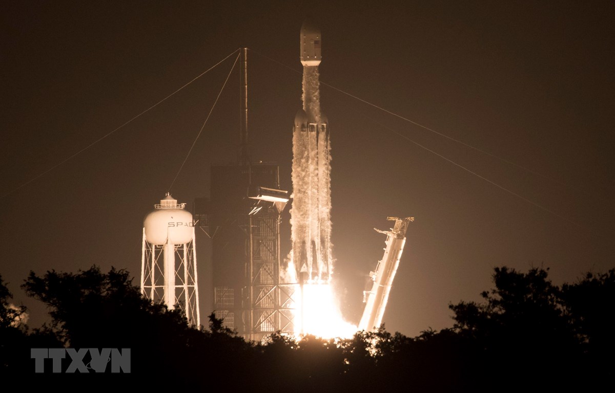ên lửa đẩy Falcon Heavy mang theo 24 vệ tinh rời bệ phóng tại Trung tâm Vũ trụ Kennedy thuộc Cơ quan Hàng không Vũ trụ Mỹ (NASA) ở bang Florida ngày 25/6/2019
