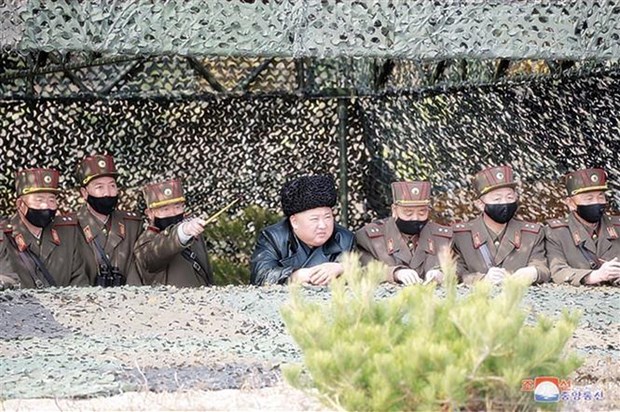 Nhà lãnh đạo Triều Tiên Kim Jong-un (giữa) thị sát cuộc tập trận pháo binh của quân đội nước này, ngày 12/3/2020