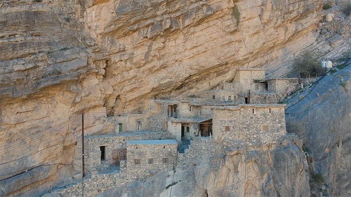 Khám phá ngôi làng 500 tuổi cheo leo vách núi