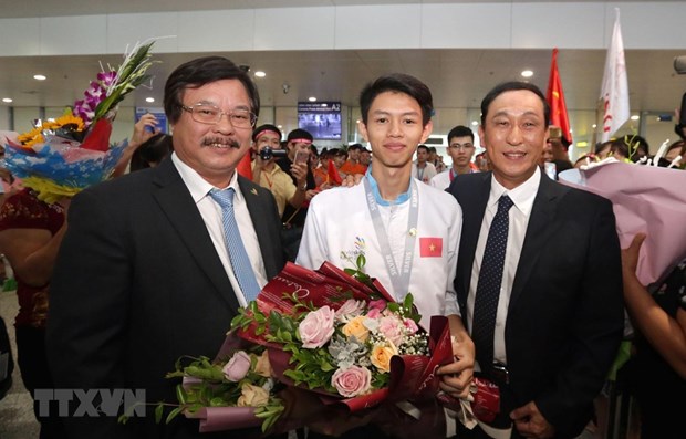 Tổng Cục trưởng Tổng cục Giáo dục nghề nghiệp Nguyễn Hồng Minh tặng hoa cho thí sinh Trương Thế Diệu đạt Huy chương Bạc Kỳ thi tay nghề thế giới lần thứ 45 nghề Phay CNC tại Sân bay quốc tế Nội Bài.