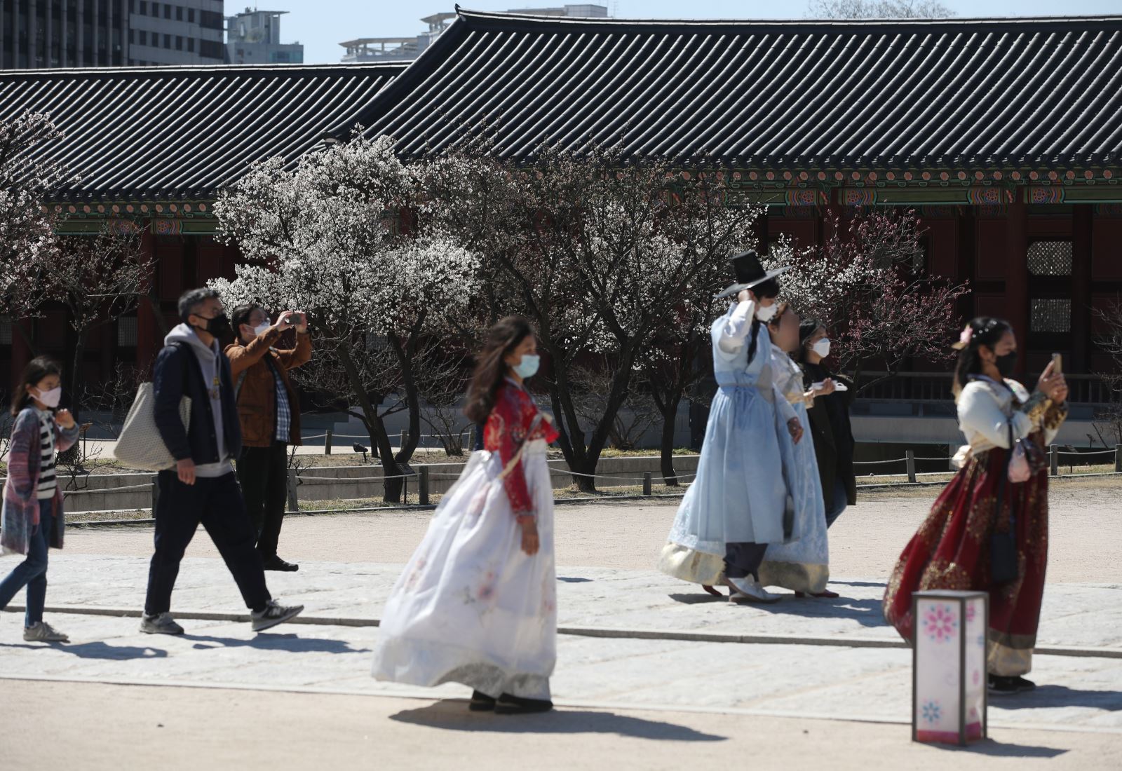 Du khách đeo khẩu trang để phòng tránh lây nhiễm COVID-19 tại Seoul, Hàn Quốc, ngày 22/3/2020