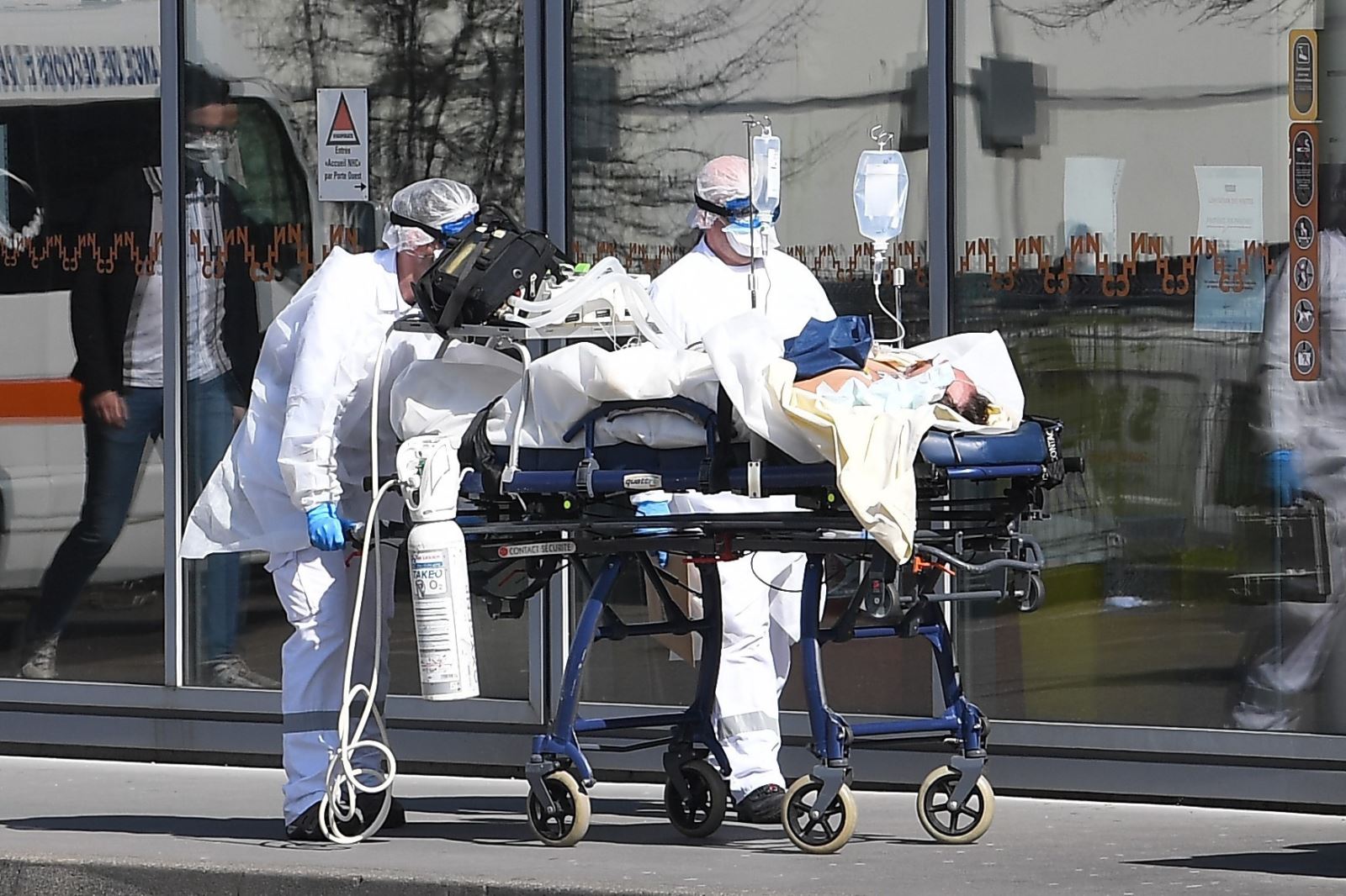 Nhân viên y tế chuyển bệnh nhân nhiễm COVID-19 tới bệnh viện ở Strasbourg, Pháp, ngày 16/3/2020