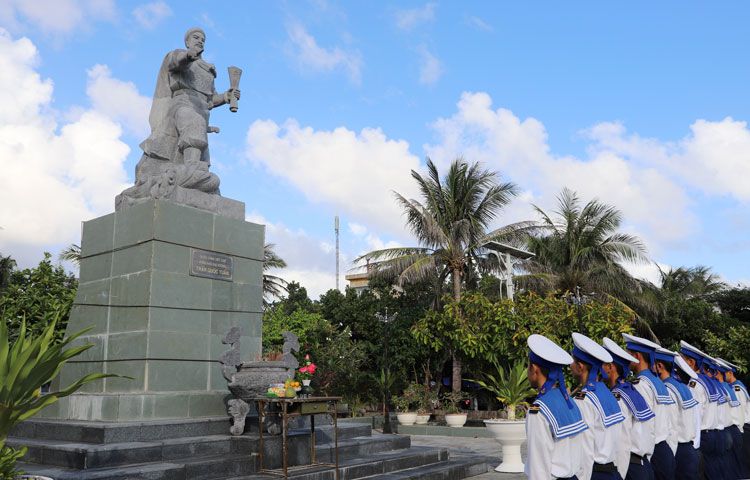 Tượng đài Hưng Đạo Đại vương Trần Quốc Tuấn là biểu tượng hiên ngang, bất khuất của đảo Nam Yết anh hùng