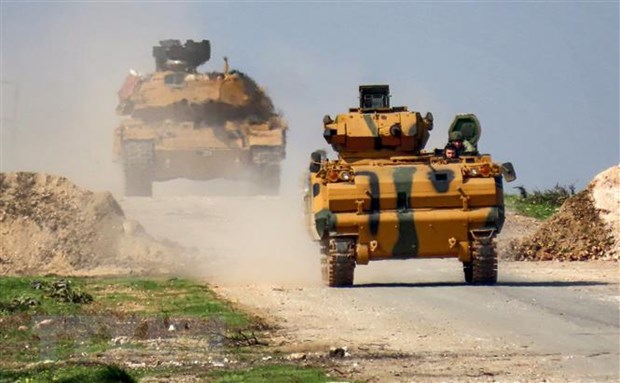 Xe quân sự Thổ Nhĩ Kỳ tham gia cuộc tuần tra chung với Nga trên tuyến đường M4 nối Latakia và Aleppo của Syria ngày 15/3/2020.