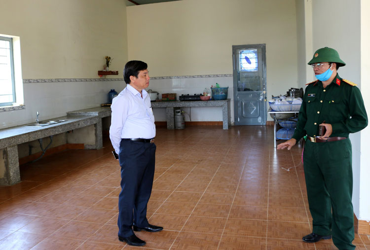 Đồng chí Nguyễn Văn Triệu – Bí thư Thành ủy Bảo Lộc kiểm tra tại Khu huấn luyện tập trung Ban Chỉ huy Quân sự TP Bảo Lộc