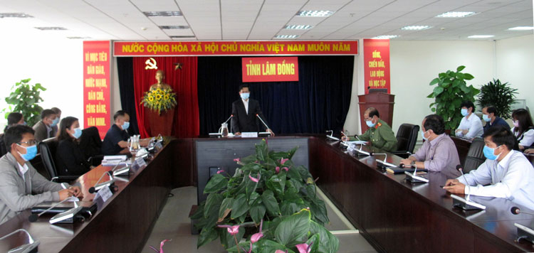 Ông Nguyễn Đức Thuận - Giám đốc Sở Y tế Lâm Đồng phát biểu khai mạc hội nghị tập huấn trực tuyến đa ngành về công tác phòng chống dịch Covid-19