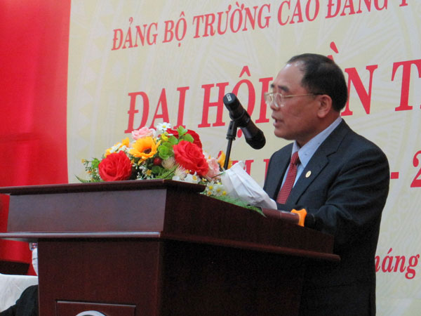 Đồng chí Vũ Kim Sinh - Bí thư Đảng ủy Khối Các cơ quan tỉnh phát biểu chỉ đạo tại Đại hội Đảng bộ Trường CĐYT Lâm Đồng