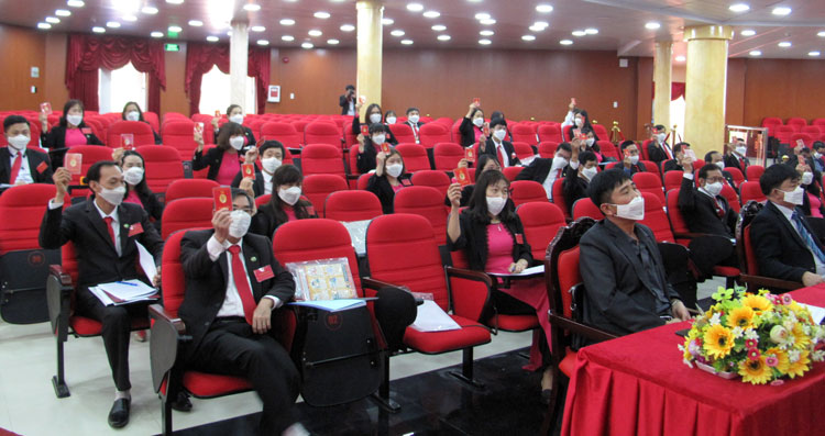 Các đại biểu dự Đại hội biểu quyết danh sách bầu Ban Chấp hành Đảng bộ Trường CĐYT Lâm Đồng nhiệm kỳ mới