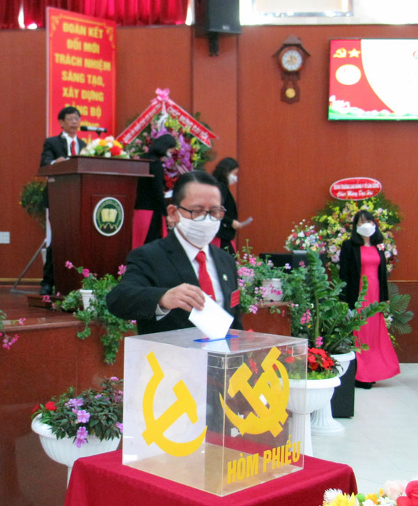 Tiến hành bỏ phiếu bầu Ban Chấp hành Đảng bộ Trường CĐYT Lâm Đồng khóa II, nhiệm kỳ 2020 -2025