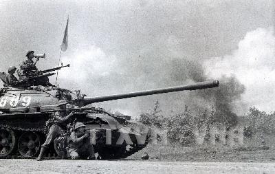 Xe tăng Quân giải phóng tân công địch trong chiến dịch Tây Nguyên tháng 3/1975