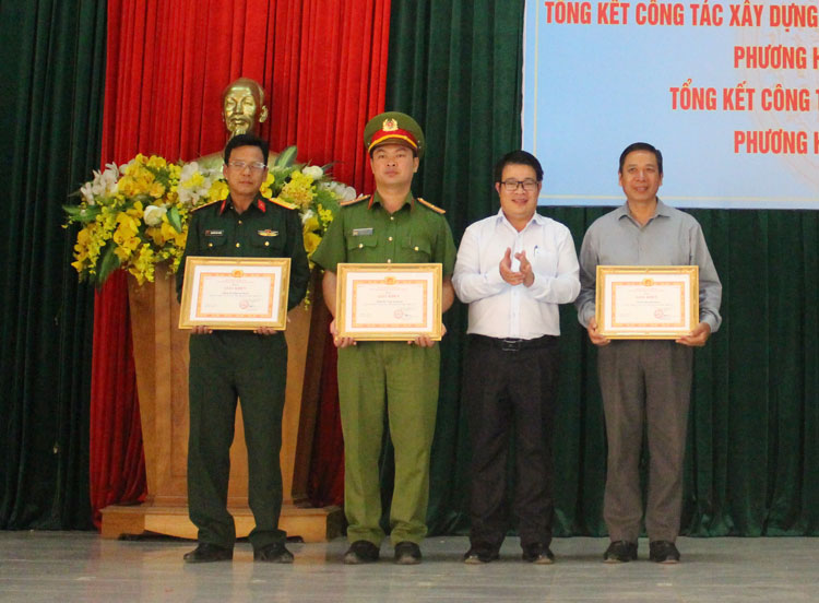 Bí thư Huyện ủy Đức Trọng Nguyễn Ngọc Phúc trao giấy khen cho các TCCSĐ đạt “Trong sạch, vững mạnh tiêu biểu năm 2019”