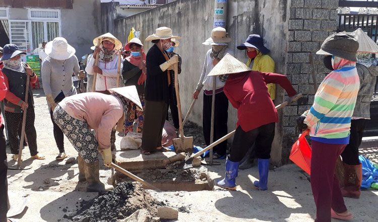 Nhân dân tham gia làm đường nông thôn tại thị trấn Đinh Văn, Lâm Hà