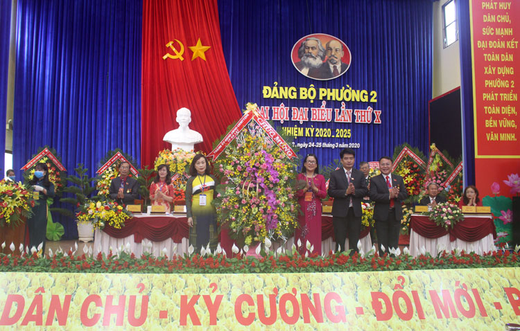 Bí thư Thành ủy Đà Lạt Huỳnh Thị Thanh Xuân tặng hoa chúc mừng Đại hội.