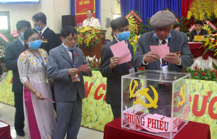 Các đại biểu tiến hành bỏ phiếu bầu Ban Chấp hành Đảng bộ Phường 2 khóa X, nhiệm kỳ 2020 – 2025