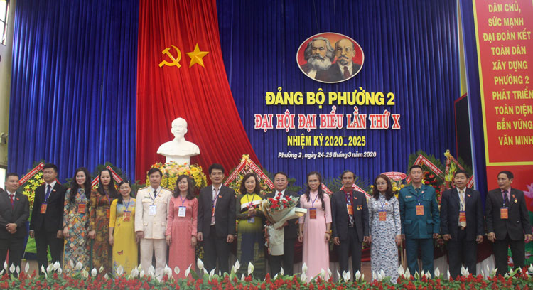  Bí thư Thành ủy Đà Lạt Huỳnh Thị Thanh Xuân tặng hoa chúc mừng các đồng chí trúng cử ủy viên BCH Đảng bộ Phường 2 khóa X, nhiệm kỳ 2020 – 2025