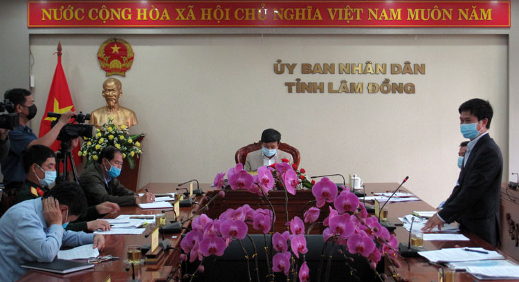 Giám đốc Sở Y tế Nguyễn Đức Thuận báo cáo tham mưu cho tỉnh 12 cơ sở cách ly tập trung mới trong tình hình dịch Covid-19 đang chuyển sang giai đoạn 3