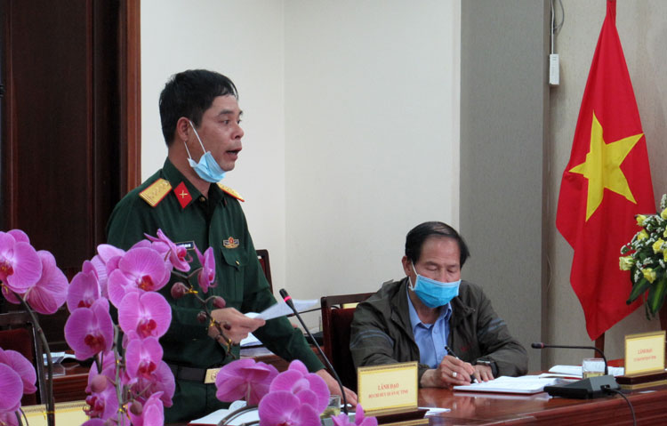 Đại tá Nguyễn Bình Sơn - Chỉ huy trưởng Bộ Chỉ huy Quân sự tỉnh trình bày phương án tiếp nhận, cách ly số lượng lớn người về từ vùng dịch