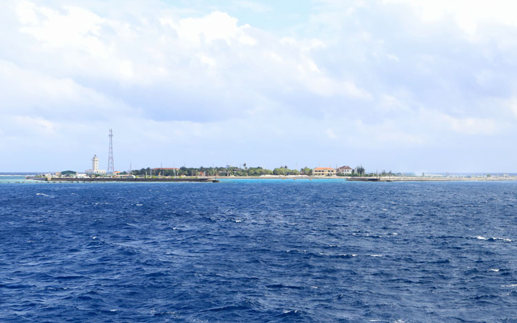 Đảo Sinh Tồn Đông hiên ngang như một pháo đài giữa trùng khơi sóng nước.