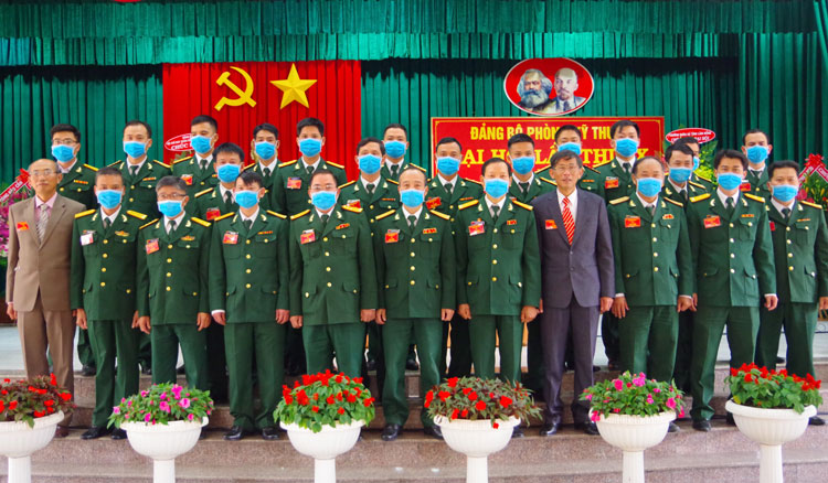 Lãnh đạo Bộ CHQS tỉnh và các đại biểu chụp hình lưu niệm cùng đoàn đại biểu Phòng Kỹ thuật được bầu đi dự đại hội Đảng bộ Quân sự tỉnh