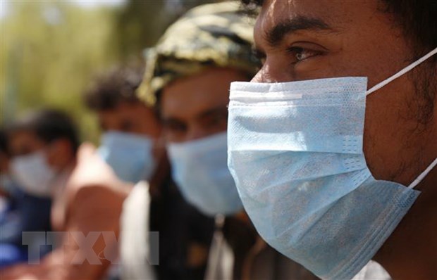 Người dân đeo khẩu trang phòng lây nhiễm COVID-19 tại Sanaa, Yemen, ngày 23/3/2020