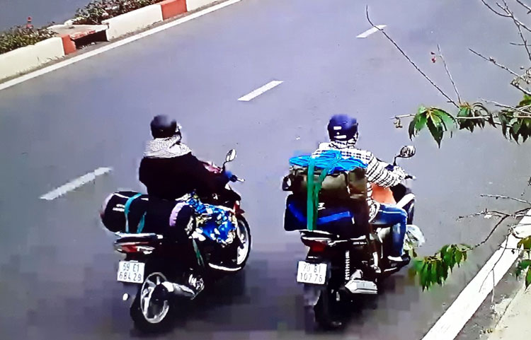 Hình ảnh các nghi can trong đường dây lừa bán thuốc “chữa bách bệnh” điều khiển xe máy từ Đà Lạt về TP Hồ Chí Minh trên Quốc lộ 20 được camera an ninh ghi lại vào chiều 26/3