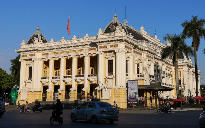 Nhà hát lớn Hà Nội là một trong những điểm thu hút du khách nước ngoài