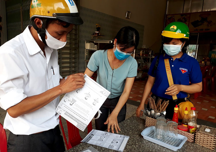 Đoàn viên, thanh niên huyện Đạ Tẻh hướng dẫn các quán ăn trên địa bàn thực hiện tốt công tác phòng, chống dịch bệnh Covid-19