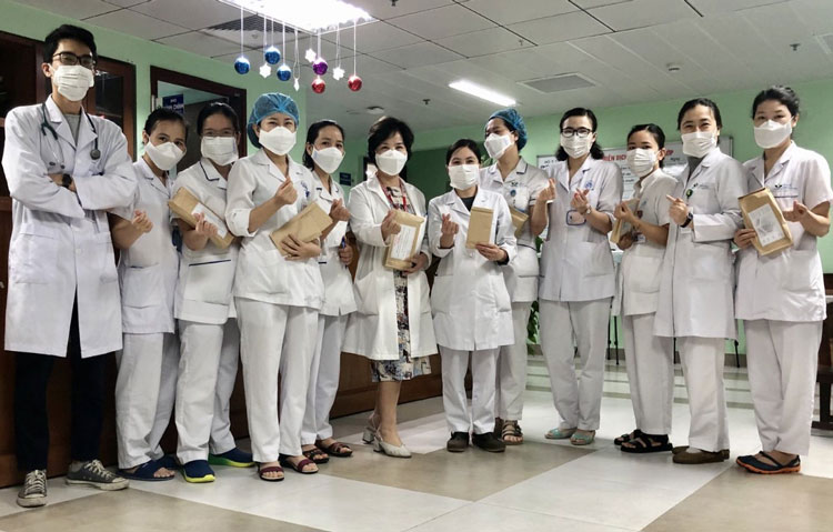 Trường Cao đẳng Y tế Lâm Đồng sản xuất và trao tặng hơn  khẩu trang y  tế chuyên dụng - Báo Lâm Đồng điện tử