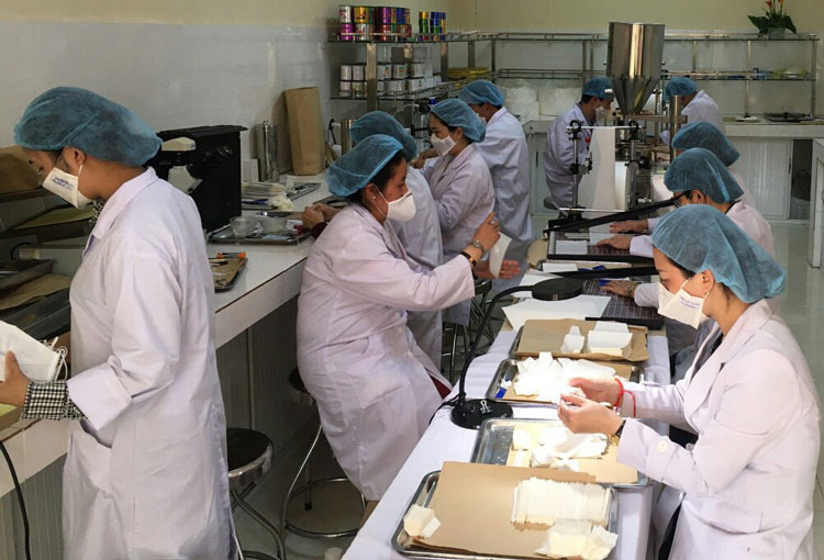Cán bộ giảng viên Trường CĐYT Lâm Đồng đang sản xuất khẩu trang tại trường