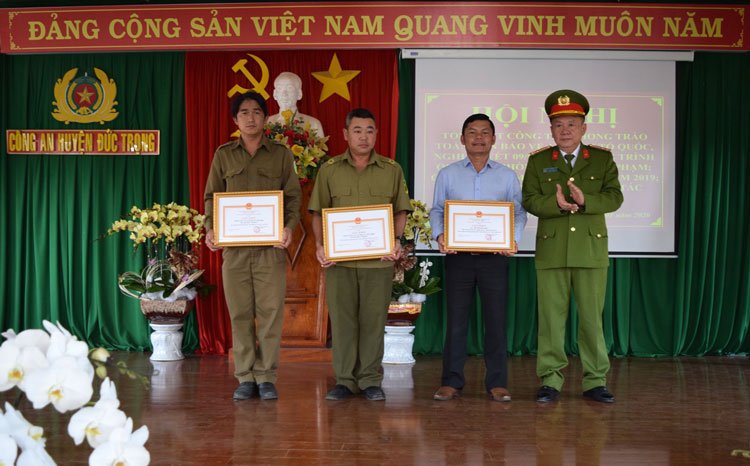 Đồng chí Lê Thái - Trưởng Công an huyện Đức Trọng trao giấy khen cho các tập thể và cá nhân có thành tích xuất sắc trong phong trào TDBVANTQ năm 2019