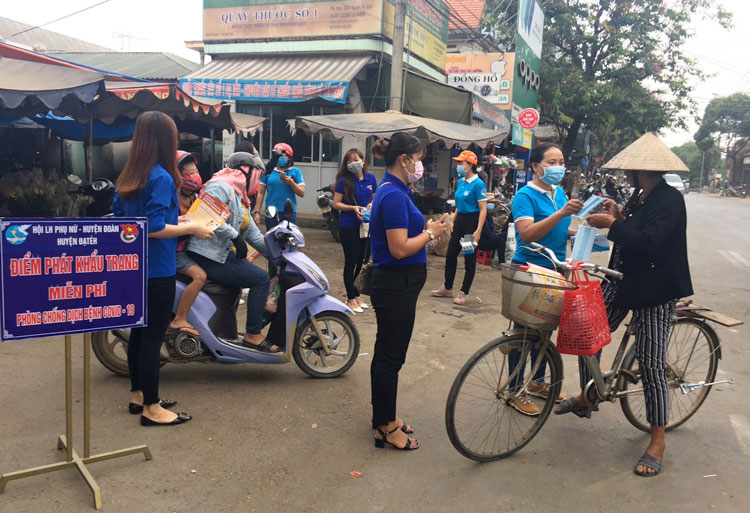 Đoàn viên, thanh niên huyện Đạ Tẻh phối hợp cùng Hội Liên hiệp Phụ nữ huyện phát 1.000 khẩu trang y tế cho người dân đến chợ trung tâm Đạ Tẻh mua sắm