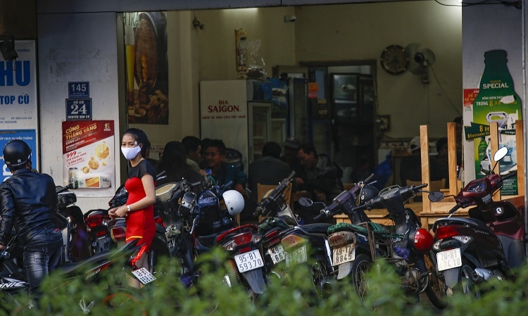Một quán bia trên đường Nguyễn Văn Cừ vẫn mở cửa hoạt động nhưng khách không quá 20 người ở cùng một thời điểm