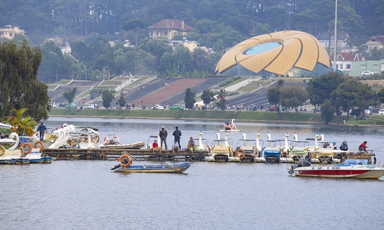 Theo ghi nhận, điểm vui chơi bến du thuyền trên hồ Xuân Hương chưa chấp hành nghiêm túc công điện của UBND tỉnh. Nhiều du khách chiều nay vẫn có thể thuê thuyền đạp vịt ra giữa hồ giải trí