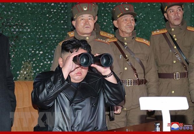 Nhà lãnh đạo Triều Tiên Kim Jong-un giám sát một vụ thử nghiệm vũ khí dẫn đường chiến thuật mới