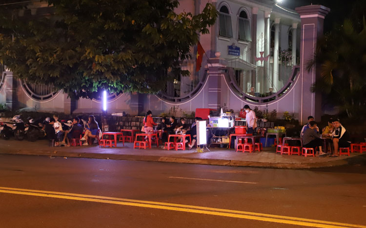 Các quán sữa nóng vỉa hè trên đường Trần Phú vẫn thu hút nhiều bạn trẻ 